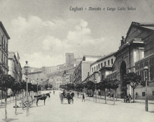 Facciata principale del mercato antico di Cagliari, sul Largo Carlo Felice
