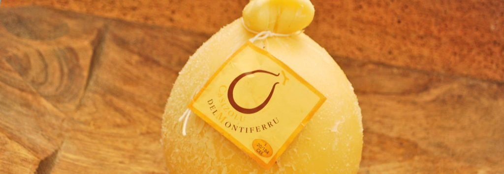 Forma di casizolu a pera su tagliere di legno