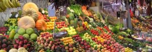 Mercato italiano, banco di frutta e verdura