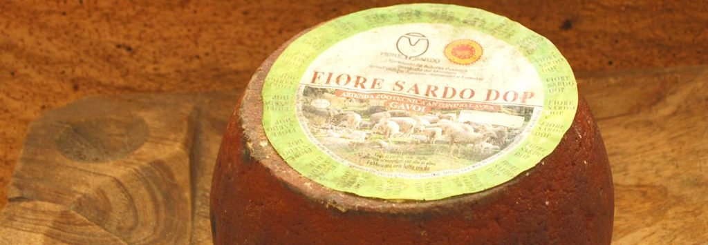 Forma di formaggio Fiore Sardo su tagliere