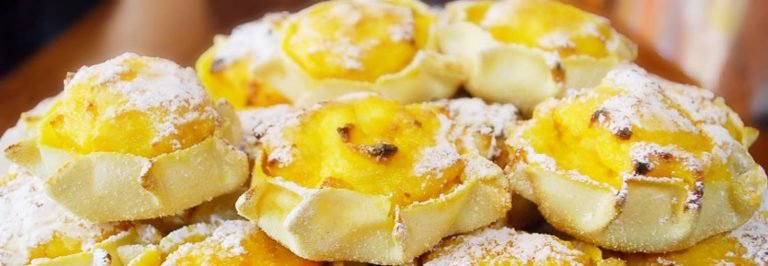 Pardulas gialle con zucchero a velo