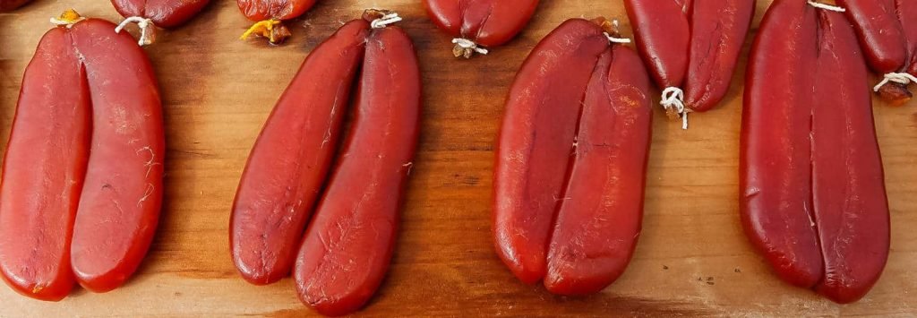 Bottarga di Cabras in baffe su tavolo