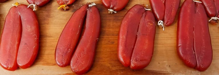 Bottarga di Cabras in baffe su tavolo