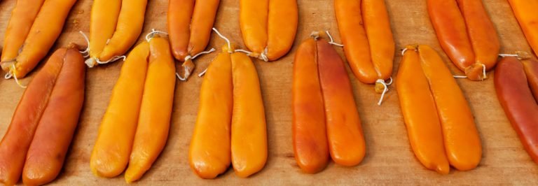 Bottarga sarda: muggine o tonno? 2 Baffe di bottarga sarda messe ad essiccare