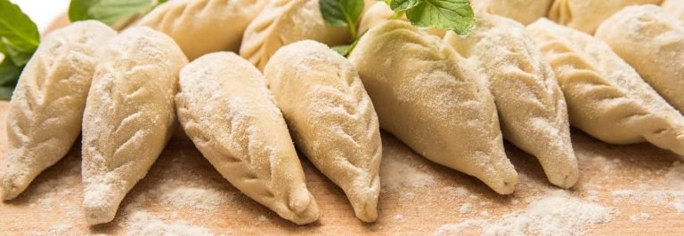 Culurgiones ogliastrini crudi e infarinati con foglia di menta