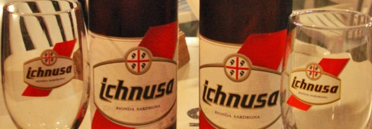 Due bottiglie di Ichnusa, la birra sarda più famosa