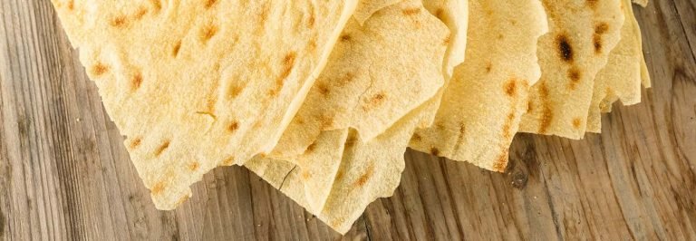 Sfoglie di carasau o pane fresa su tagliere