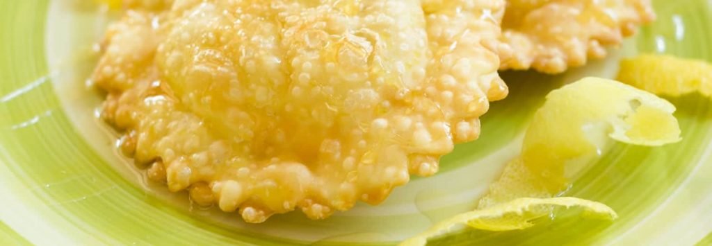Seadas fritta impiattata con scorza di limone