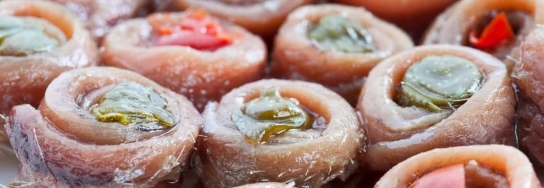 Acciughe del Cantabrico arrotolate con sottaceti