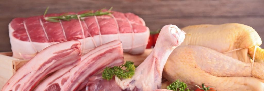 Carni bianche, rosse e nere su tavolo di legno