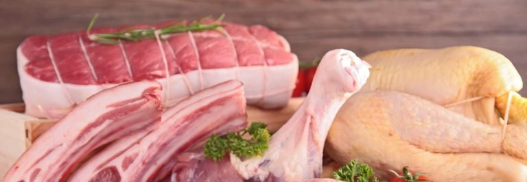 Carni bianche, rosse e nere su tavolo di legno