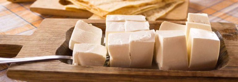 Casu axedu a cubetti su tagliere con pane