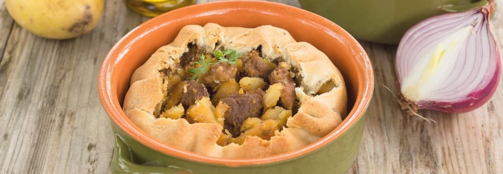 Panada sarda di carne aperta in terrina