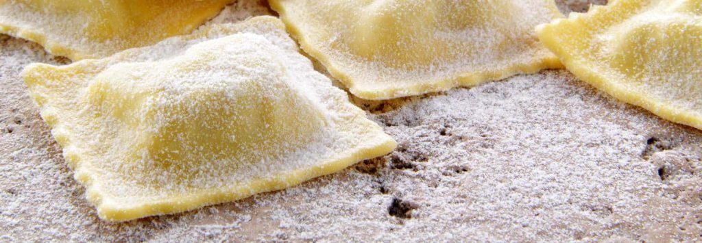 Ravioli sardi quadrati crudi e infarinati