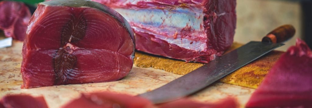 Tonno di corsa rosso fresco su banco mercato