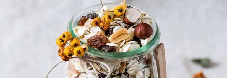 colazione con avena in fiocchi con frutta secca in vasetto di vetro