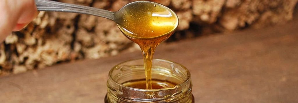 Miele sardo in vasetto di vetro con cucchiaino