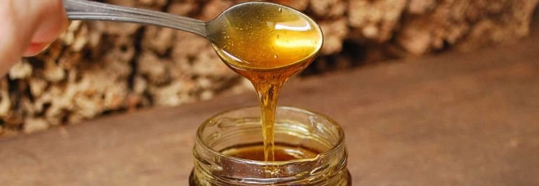 Miele sardo in vasetto di vetro con cucchiaino