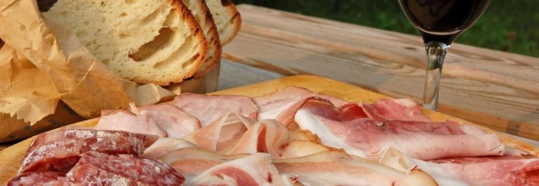Tagliere di salumi misti con pane e vino