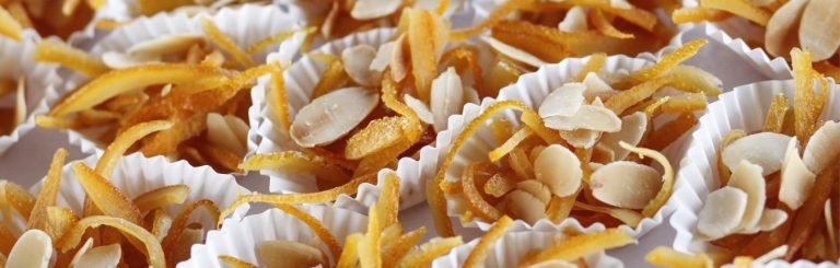 Dolci sardi tipo aranzada nei pirottini di carta