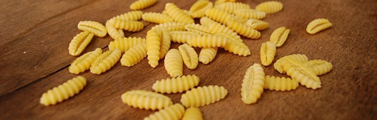 Gnocchetti sardi: non solo malloreddus 2 Gnocchetti sardi allo zafferano su tavolo di legno