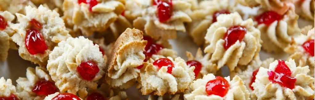 Amaretti di mandorle sardi piccoli con ciliegia candita