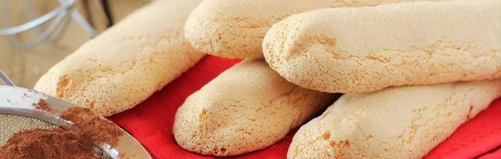 Biscotti sardi, savoiardi di Fonni da caffè su vassoio