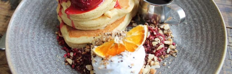 Colazione proteica facile, con gli ingredienti giusti 2 Ingredienti per colazione proteica facile: pancake, frutta, formaggio fresco