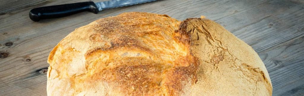 Pane moddizzosu tipico sardo sul tavolo