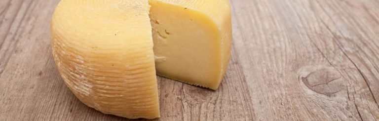 Pecorino sardo semistagionato forma con spicchio mancante