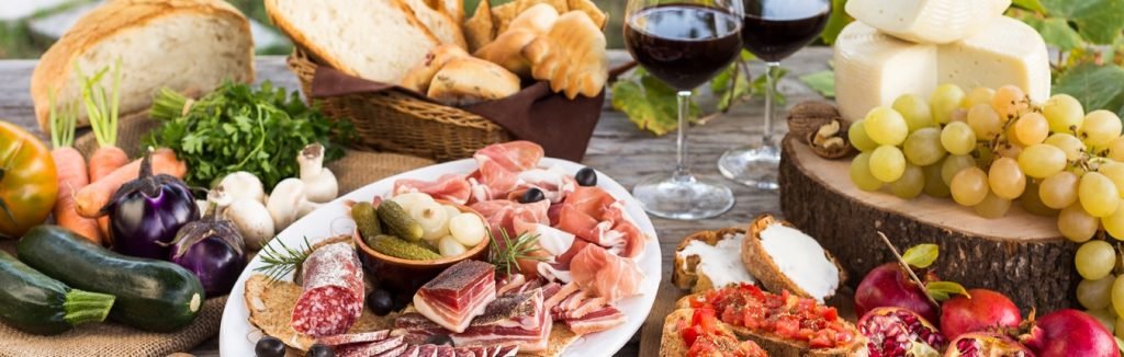 Prodotti tipici sardi su tavolo all'aperto