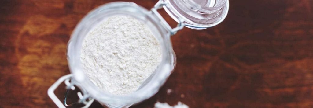 Tipo di farina bianca in barattolo di vetro