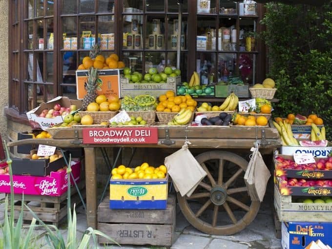 commercio-locale-banchetto-frutta-fruttivendolo-vendita-piccola-bottega