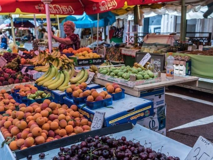 commercio-locale-frutta-mercato-vendita-fruttivendolo