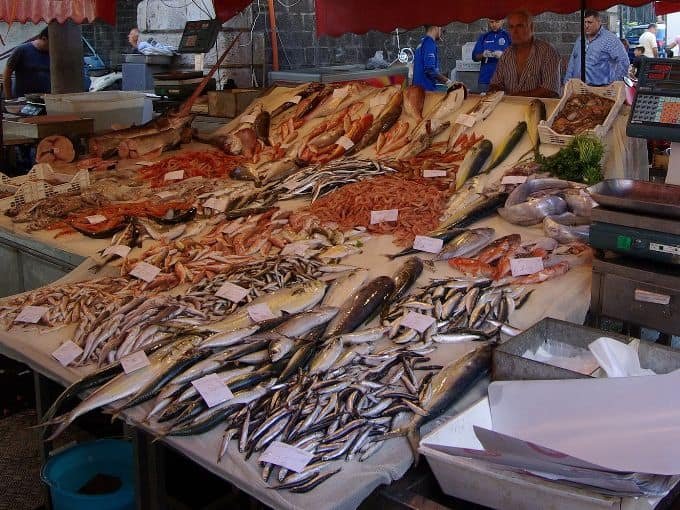 catania-mercato-pescheria-pesce-fresco-tonno-crostacei-aragoste-mercatoallaperto-sicilia-italia