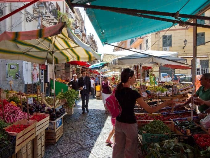 palermo-mercato-vucciria-bancarelle-frutta-verdura-pesce-vicoli-street_food-sicilia-italia